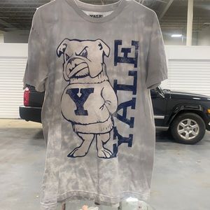 Yale tee shirt size Medium